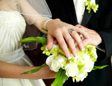 Βίντεο: Ένας καλεσμένος έκανε άνω κάτω όλο το γάμο